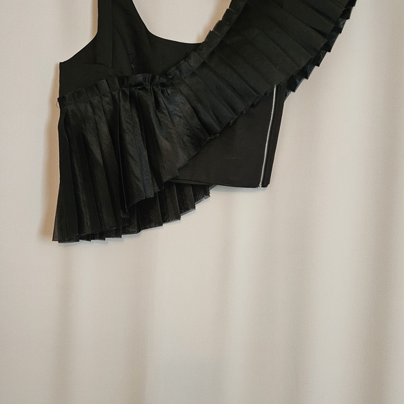 Elegant Black Asymmetrical Pleated Top - Picture 3 of 4